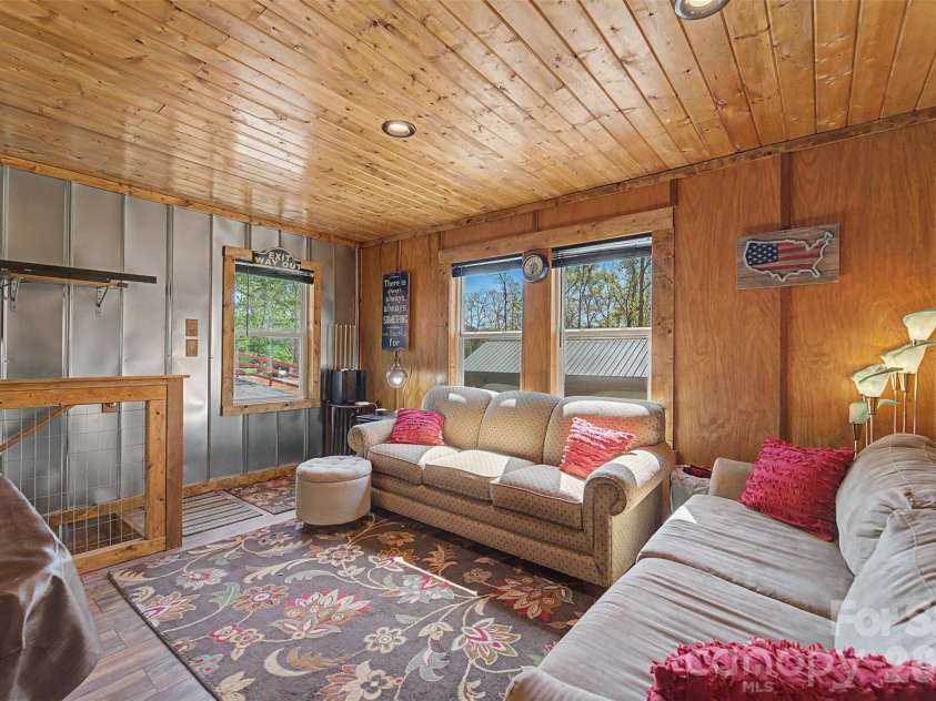 30 Sleepy Bear Ridge, Whittier, NC 28789.  MLS# CAR4378210, YatesRealty ID 18713. 