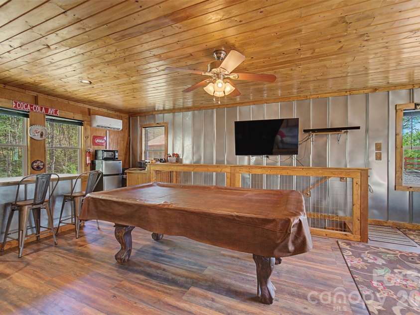 30 Sleepy Bear Ridge, Whittier, NC 28789.  MLS# CAR4378210, YatesRealty ID 18713. 