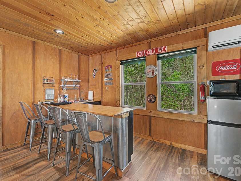 30 Sleepy Bear Ridge, Whittier, NC 28789.  MLS# CAR4378210, YatesRealty ID 18713. 