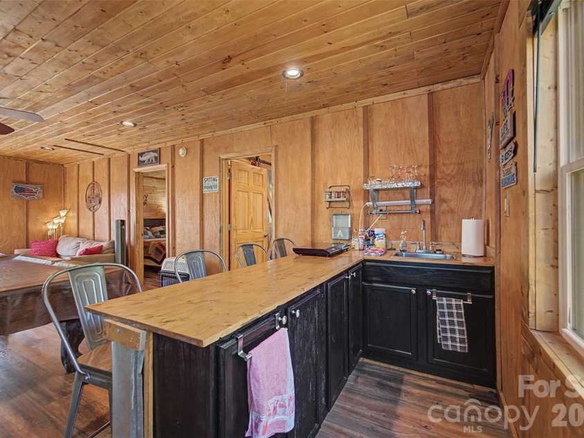 30 Sleepy Bear Ridge, Whittier, NC 28789.  MLS# CAR4378210, YatesRealty ID 18713. 