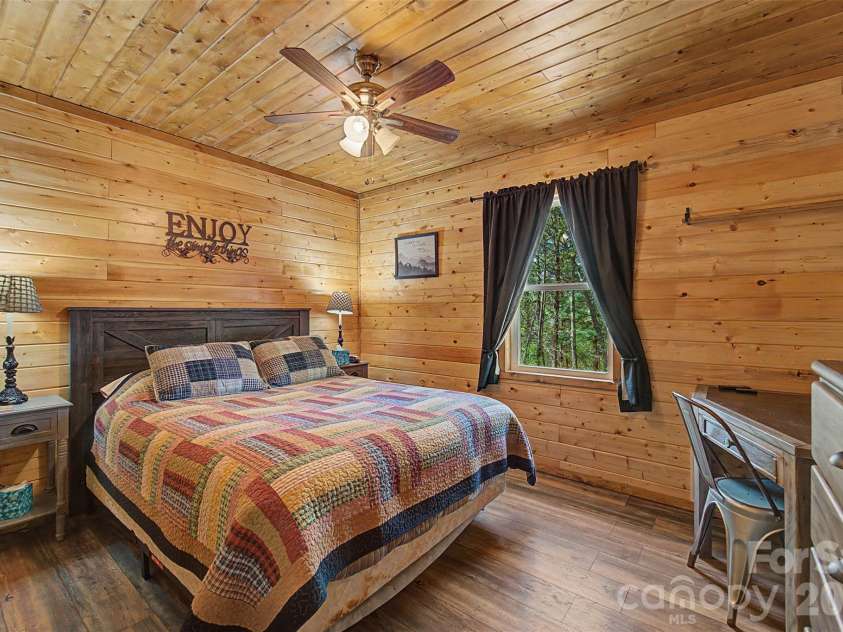 30 Sleepy Bear Ridge, Whittier, NC 28789.  MLS# CAR4378210, YatesRealty ID 18713. 