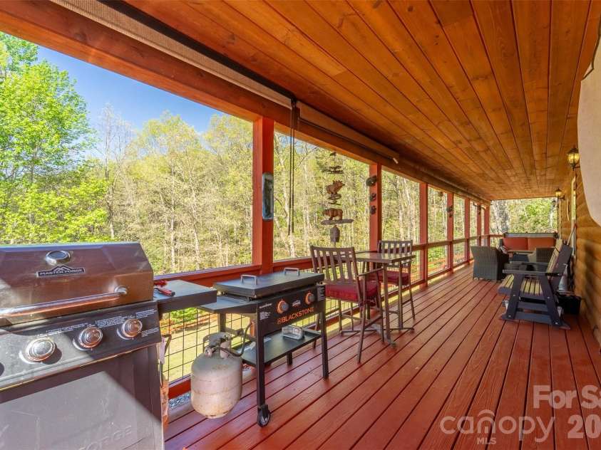 30 Sleepy Bear Ridge, Whittier, NC 28789.  MLS# CAR4378210, YatesRealty ID 18713. 