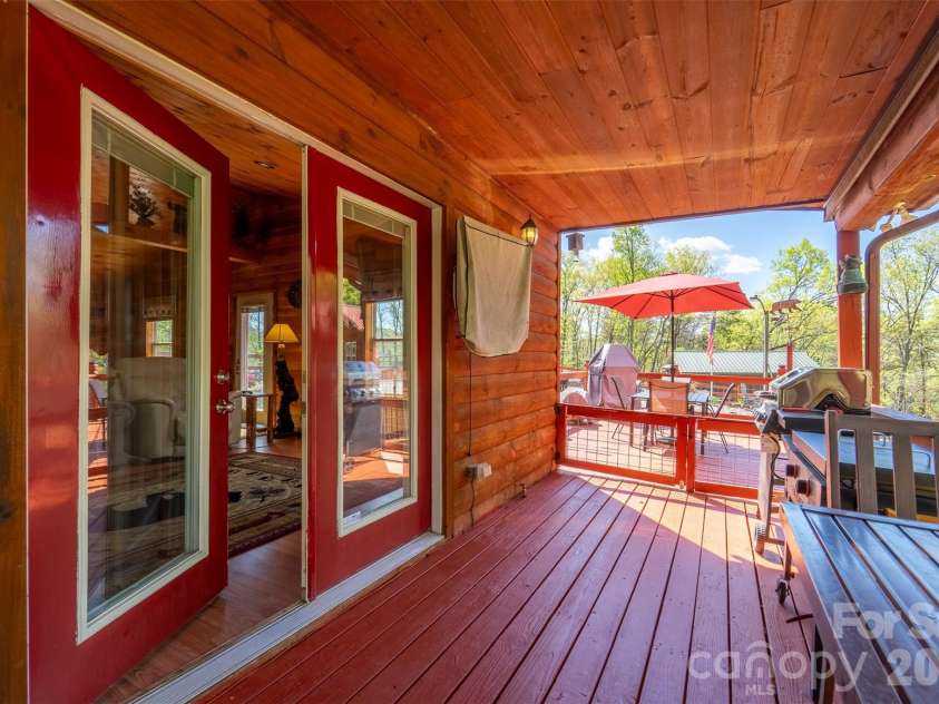 30 Sleepy Bear Ridge, Whittier, NC 28789.  MLS# CAR4378210, YatesRealty ID 18713. 