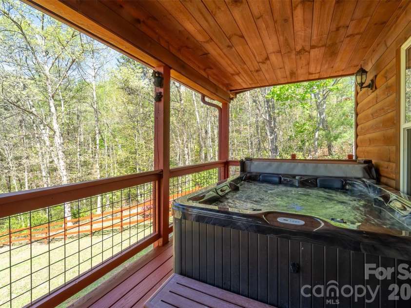 30 Sleepy Bear Ridge, Whittier, NC 28789.  MLS# CAR4378210, YatesRealty ID 18713. 