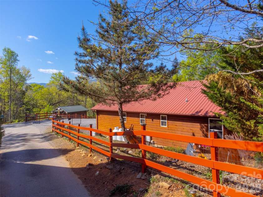 30 Sleepy Bear Ridge, Whittier, NC 28789.  MLS# CAR4378210, YatesRealty ID 18713. 
