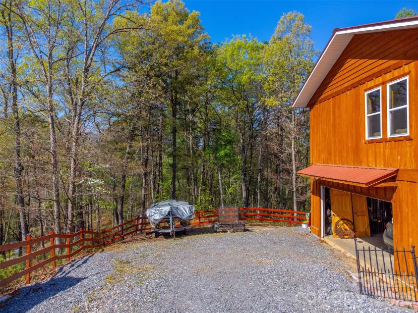 30 Sleepy Bear Ridge, Whittier, NC 28789.  MLS# CAR4378210, YatesRealty ID 18713. 