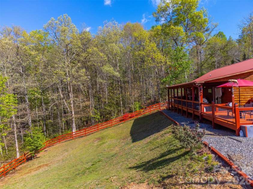 30 Sleepy Bear Ridge, Whittier, NC 28789.  MLS# CAR4378210, YatesRealty ID 18713. 