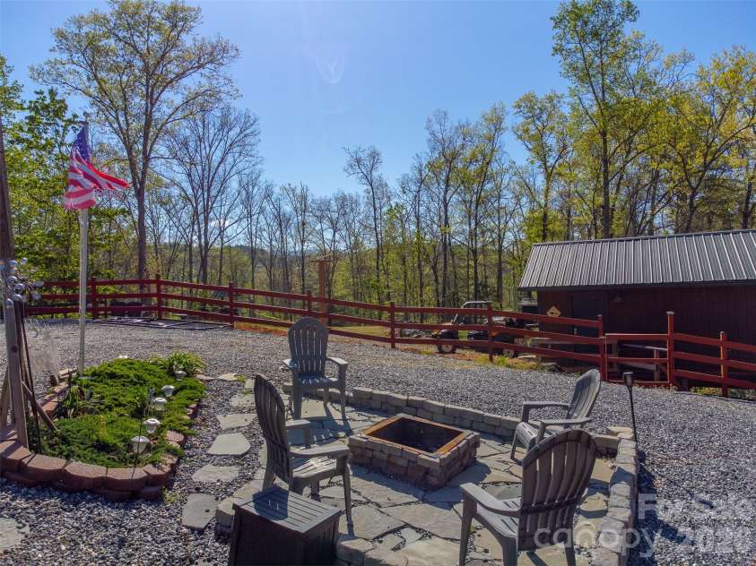 30 Sleepy Bear Ridge, Whittier, NC 28789.  MLS# CAR4378210, YatesRealty ID 18713. 