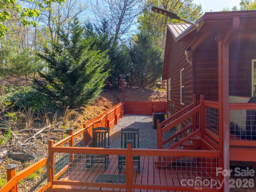 30 Sleepy Bear Ridge, Whittier, NC 28789.  MLS# CAR4378210, YatesRealty ID 18713. 