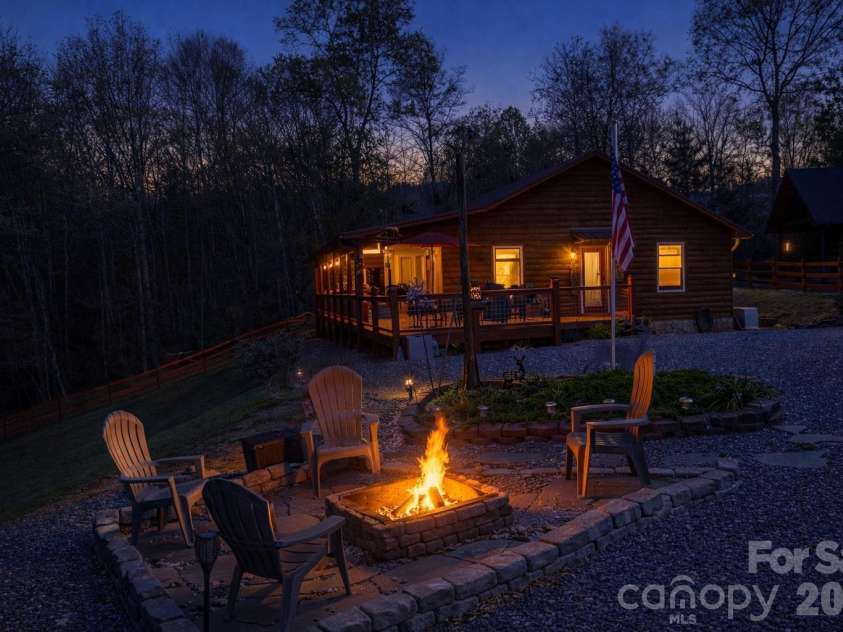 30 Sleepy Bear Ridge, Whittier, NC 28789.  MLS# CAR4378210, YatesRealty ID 18713. 