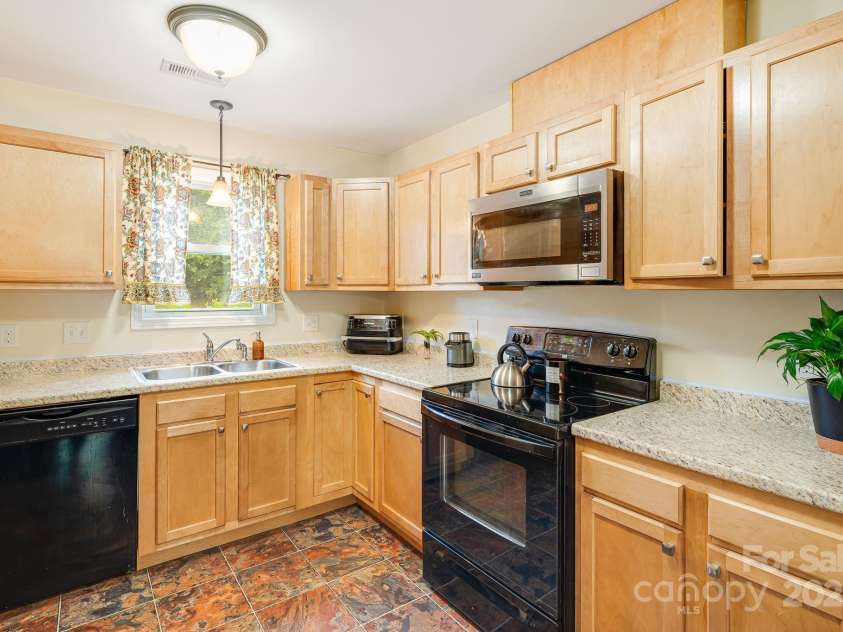 42 Compass Park Drive, Weaverville, NC 28787.  MLS# CAR4264688, YatesRealty ID 18714. 