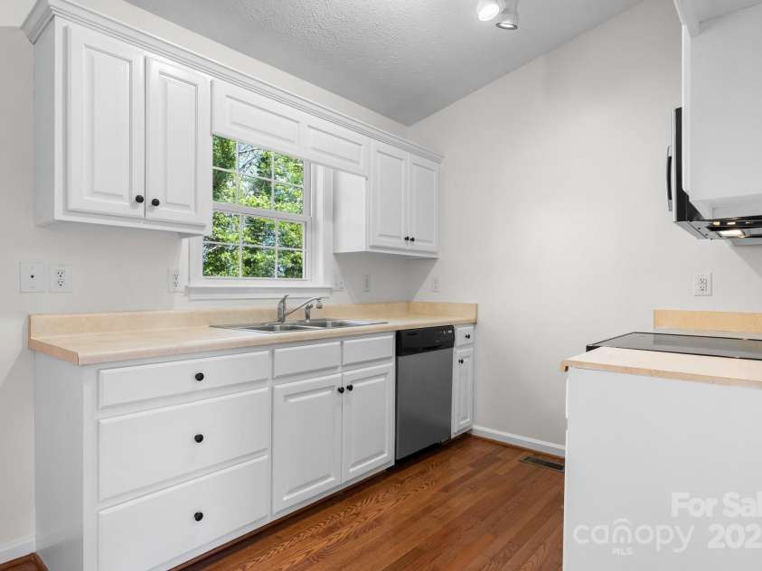 112 Council Oaks Street, Morganton, NC 28655.  MLS# CAR4246666, YatesRealty ID 18718. 