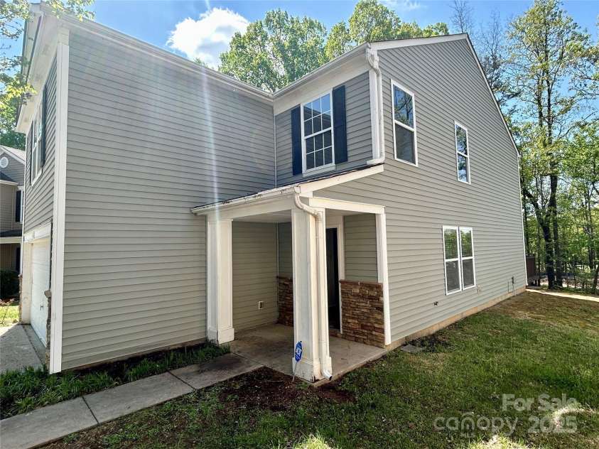 2752 Bramble Ridge Court, Charlotte, NC 28215.  MLS# CAR4241952, YatesRealty ID 18719. 