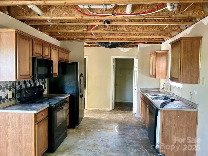 2752 Bramble Ridge Court, Charlotte, NC 28215.  MLS# CAR4241952, YatesRealty ID 18719. 