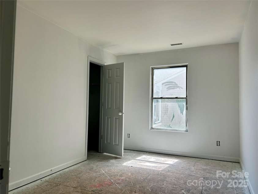 2752 Bramble Ridge Court, Charlotte, NC 28215.  MLS# CAR4241952, YatesRealty ID 18719. 