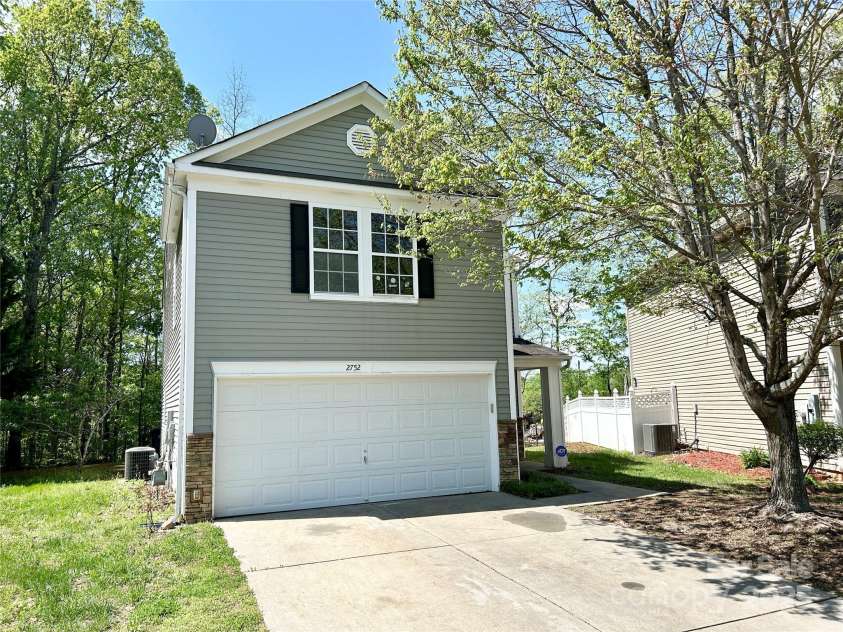 2752 Bramble Ridge Court, Charlotte, NC 28215.  MLS# CAR4241952, YatesRealty ID 18719. 
