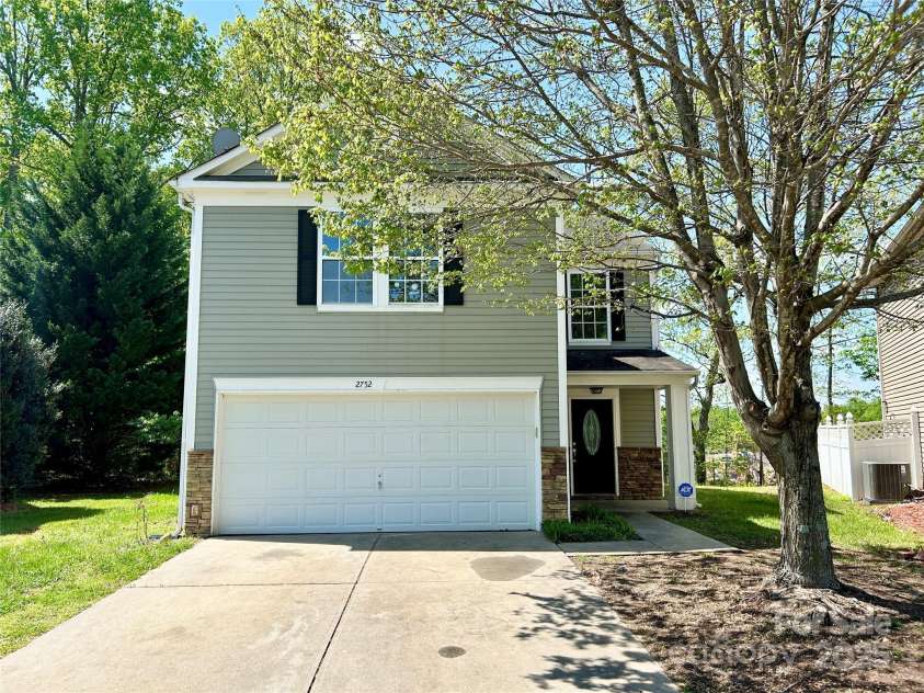 2752 Bramble Ridge Court, Charlotte, NC 28215.  MLS# CAR4241952, YatesRealty ID 18719. 