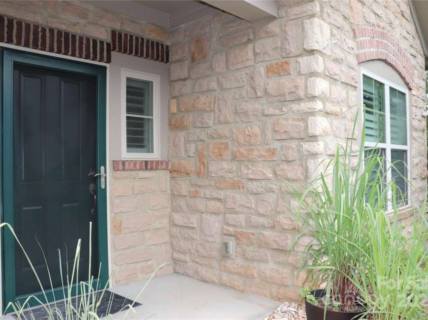 805 Wynnshire Drive, Hickory, NC 28601.  MLS# CAR4294839, YatesRealty ID 1872. 