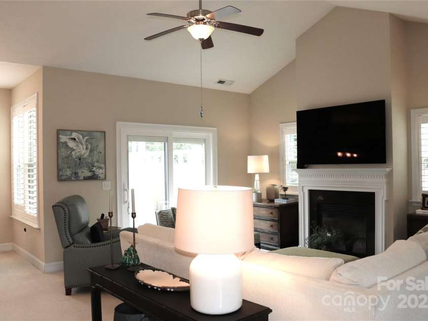 805 Wynnshire Drive, Hickory, NC 28601.  MLS# CAR4294839, YatesRealty ID 1872. 