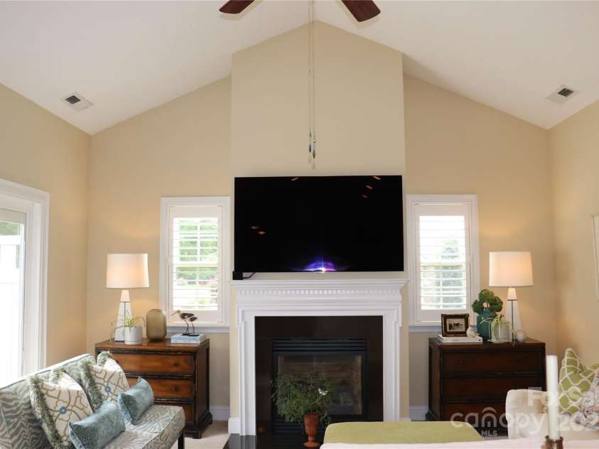 805 Wynnshire Drive, Hickory, NC 28601.  MLS# CAR4294839, YatesRealty ID 1872. 