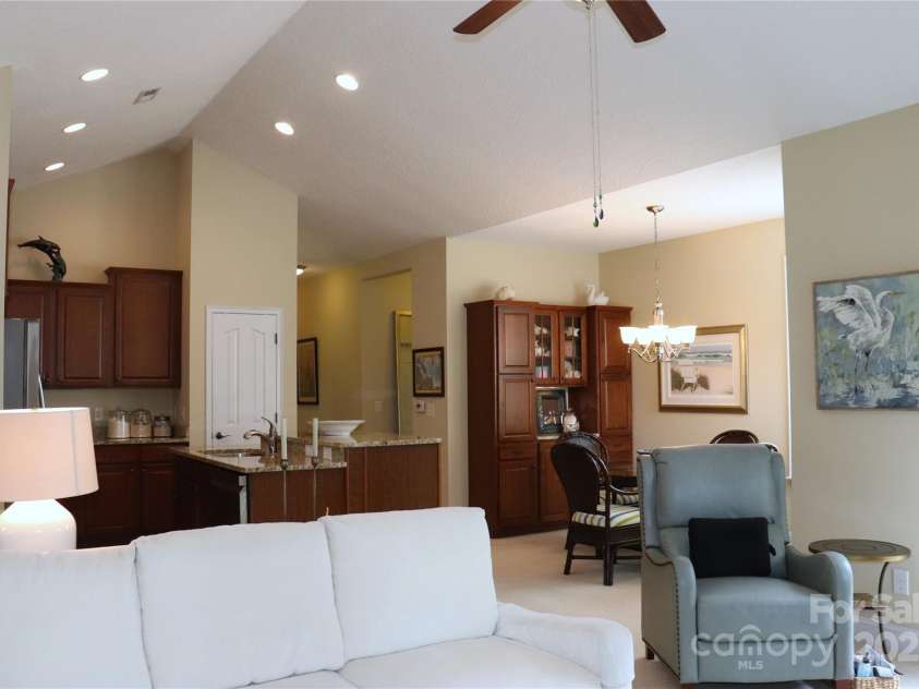 805 Wynnshire Drive, Hickory, NC 28601.  MLS# CAR4294839, YatesRealty ID 1872. 
