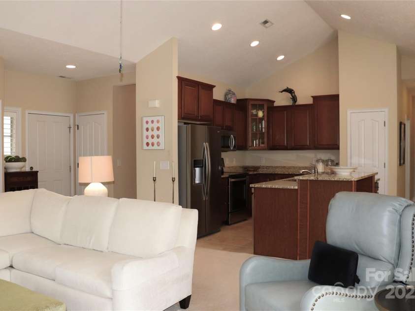 805 Wynnshire Drive, Hickory, NC 28601.  MLS# CAR4294839, YatesRealty ID 1872. 