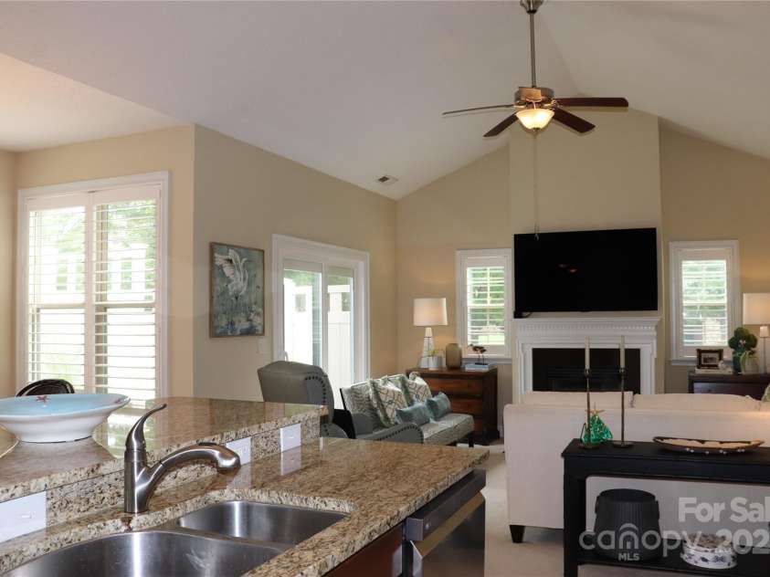 805 Wynnshire Drive, Hickory, NC 28601.  MLS# CAR4294839, YatesRealty ID 1872. 