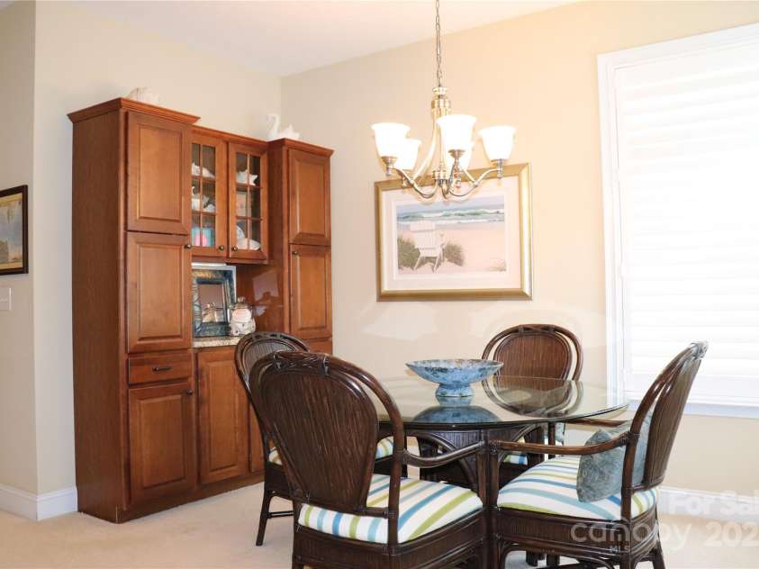 805 Wynnshire Drive, Hickory, NC 28601.  MLS# CAR4294839, YatesRealty ID 1872. 