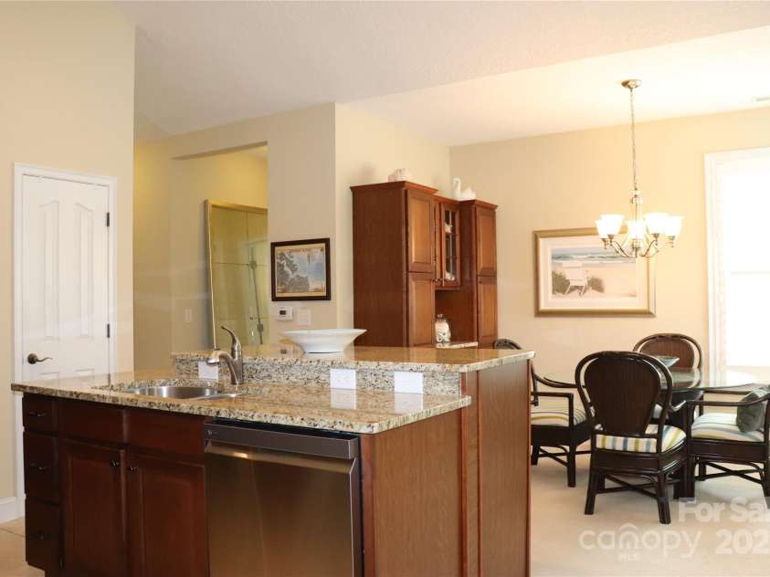 805 Wynnshire Drive, Hickory, NC 28601.  MLS# CAR4294839, YatesRealty ID 1872. 