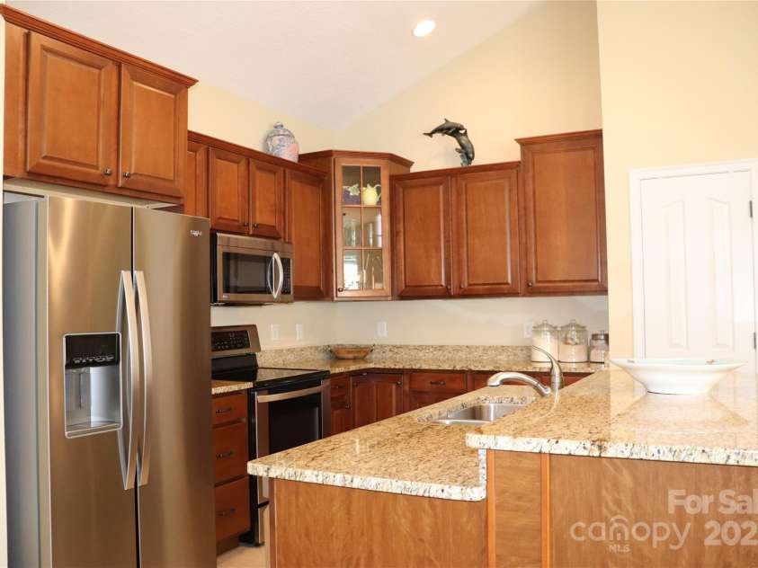 805 Wynnshire Drive, Hickory, NC 28601.  MLS# CAR4294839, YatesRealty ID 1872. 