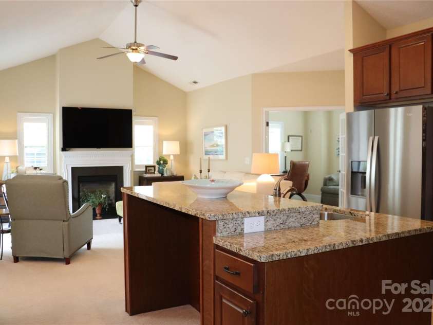 805 Wynnshire Drive, Hickory, NC 28601.  MLS# CAR4294839, YatesRealty ID 1872. 