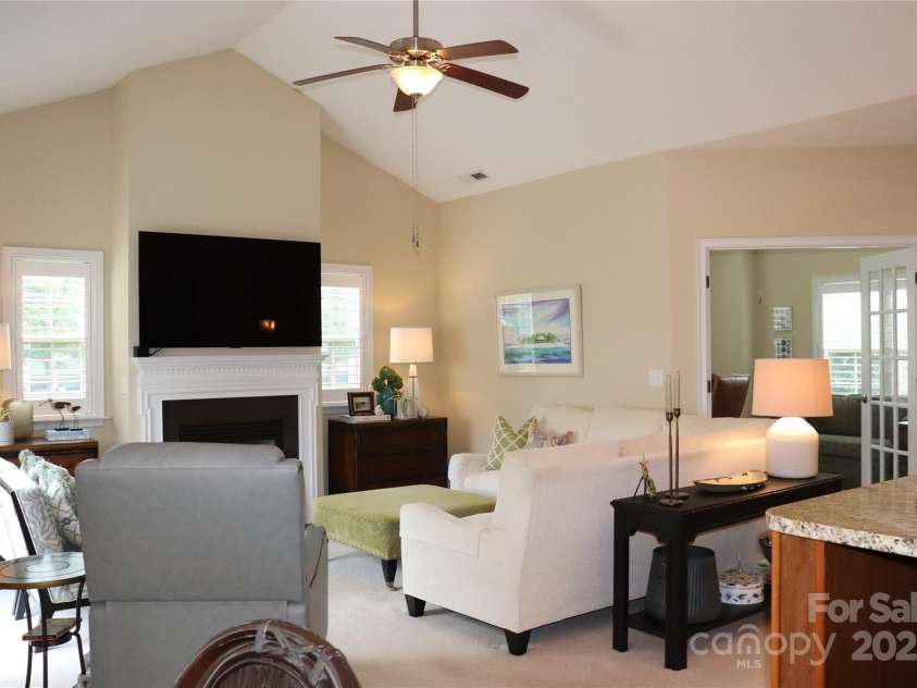 805 Wynnshire Drive, Hickory, NC 28601.  MLS# CAR4294839, YatesRealty ID 1872. 