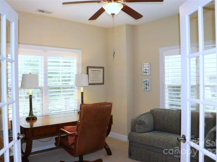 805 Wynnshire Drive, Hickory, NC 28601.  MLS# CAR4294839, YatesRealty ID 1872. 
