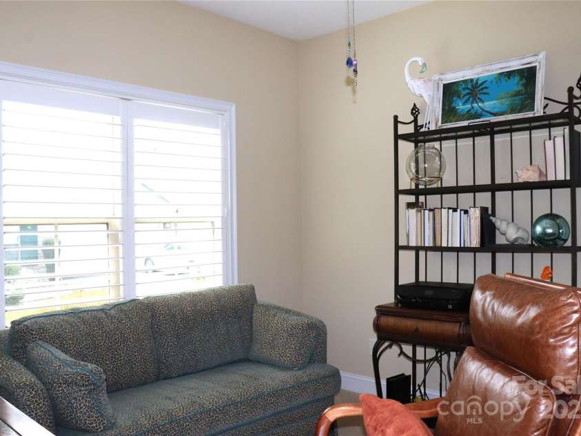 805 Wynnshire Drive, Hickory, NC 28601.  MLS# CAR4294839, YatesRealty ID 1872. 