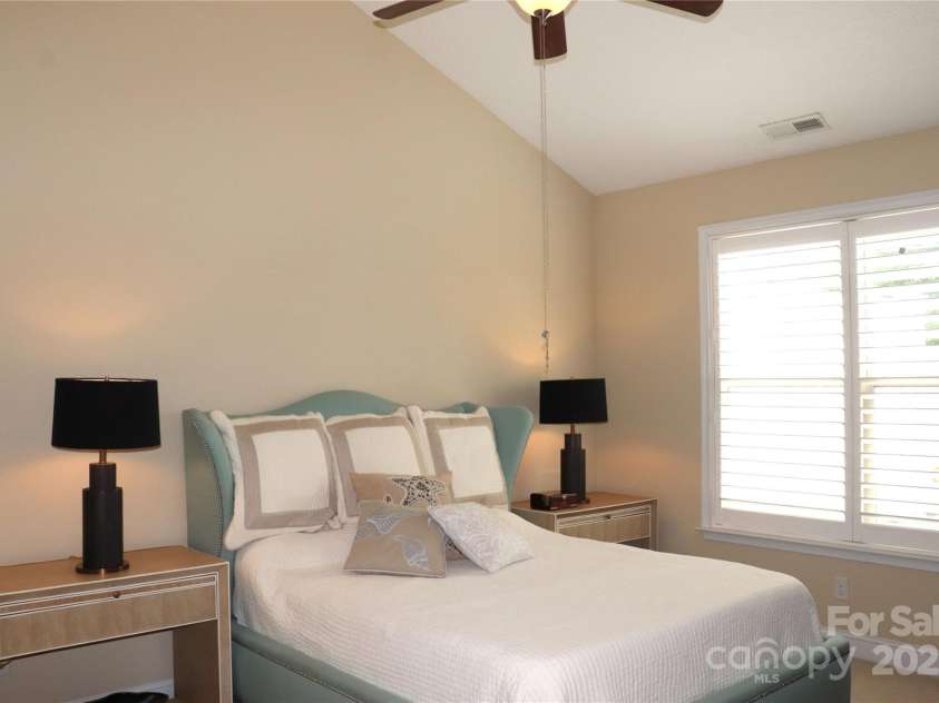 805 Wynnshire Drive, Hickory, NC 28601.  MLS# CAR4294839, YatesRealty ID 1872. 