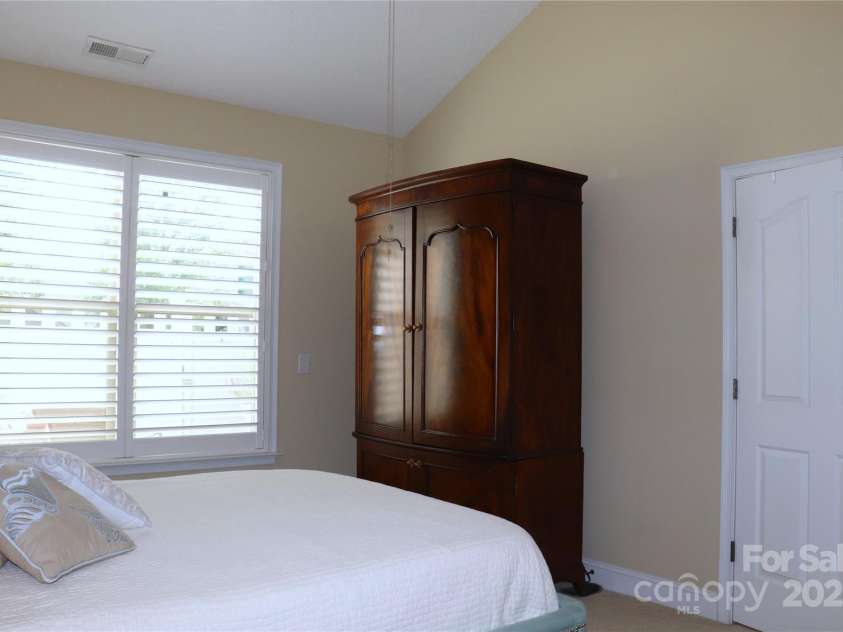 805 Wynnshire Drive, Hickory, NC 28601.  MLS# CAR4294839, YatesRealty ID 1872. 