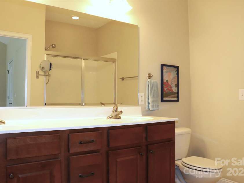 805 Wynnshire Drive, Hickory, NC 28601.  MLS# CAR4294839, YatesRealty ID 1872. 