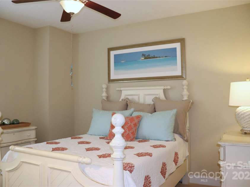 805 Wynnshire Drive, Hickory, NC 28601.  MLS# CAR4294839, YatesRealty ID 1872. 