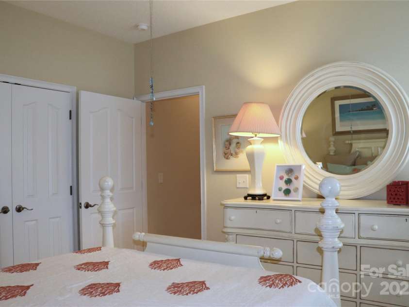 805 Wynnshire Drive, Hickory, NC 28601.  MLS# CAR4294839, YatesRealty ID 1872. 