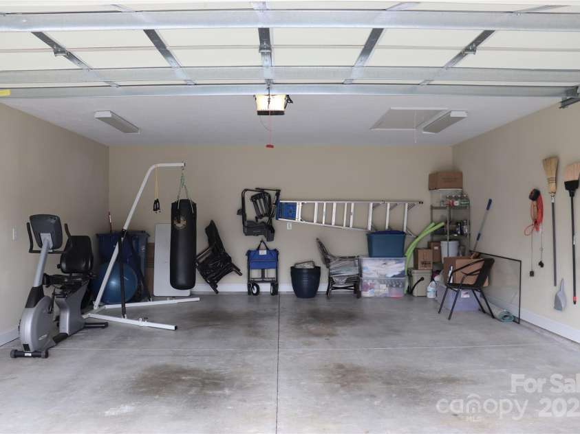 805 Wynnshire Drive, Hickory, NC 28601.  MLS# CAR4294839, YatesRealty ID 1872. 