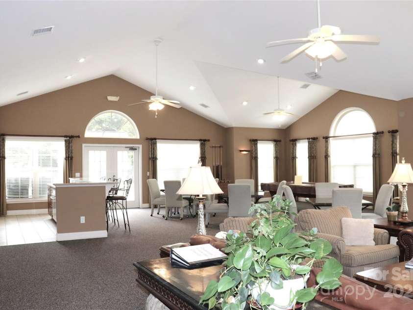 805 Wynnshire Drive, Hickory, NC 28601.  MLS# CAR4294839, YatesRealty ID 1872. 