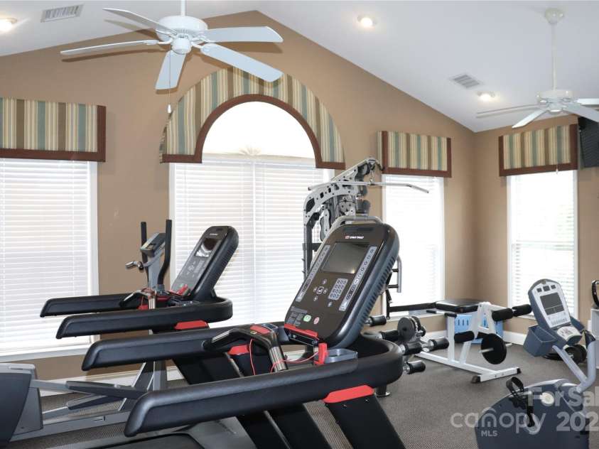 805 Wynnshire Drive, Hickory, NC 28601.  MLS# CAR4294839, YatesRealty ID 1872. 