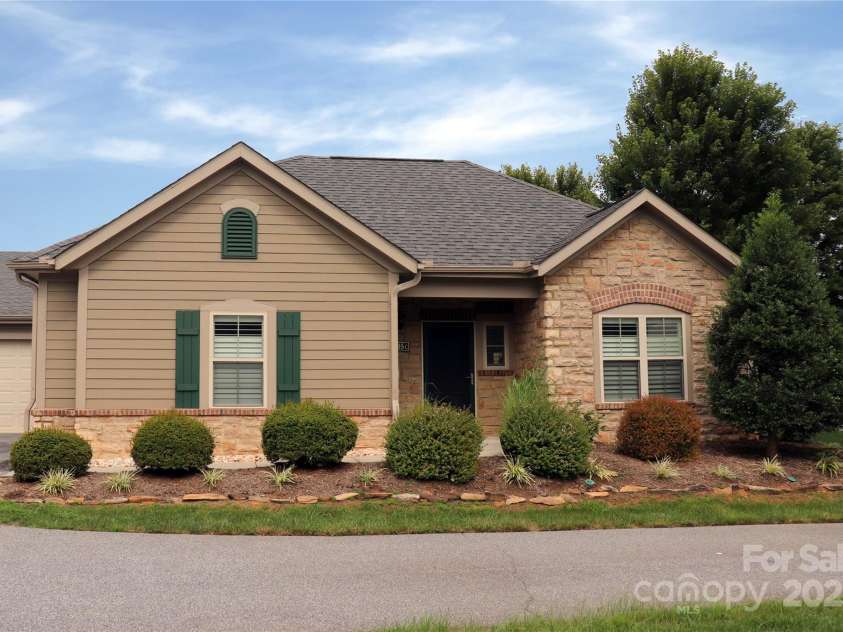 805 Wynnshire Drive, Hickory, NC 28601.  MLS# CAR4294839, YatesRealty ID 1872. 