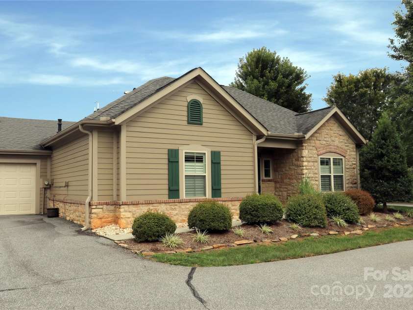 805 Wynnshire Drive, Hickory, NC 28601.  MLS# CAR4294839, YatesRealty ID 1872. 
