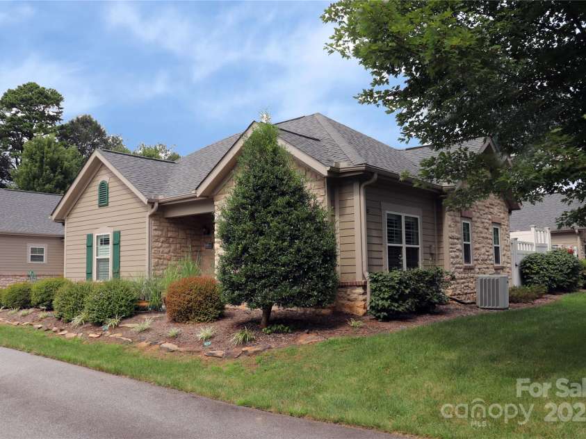 805 Wynnshire Drive, Hickory, NC 28601.  MLS# CAR4294839, YatesRealty ID 1872. 