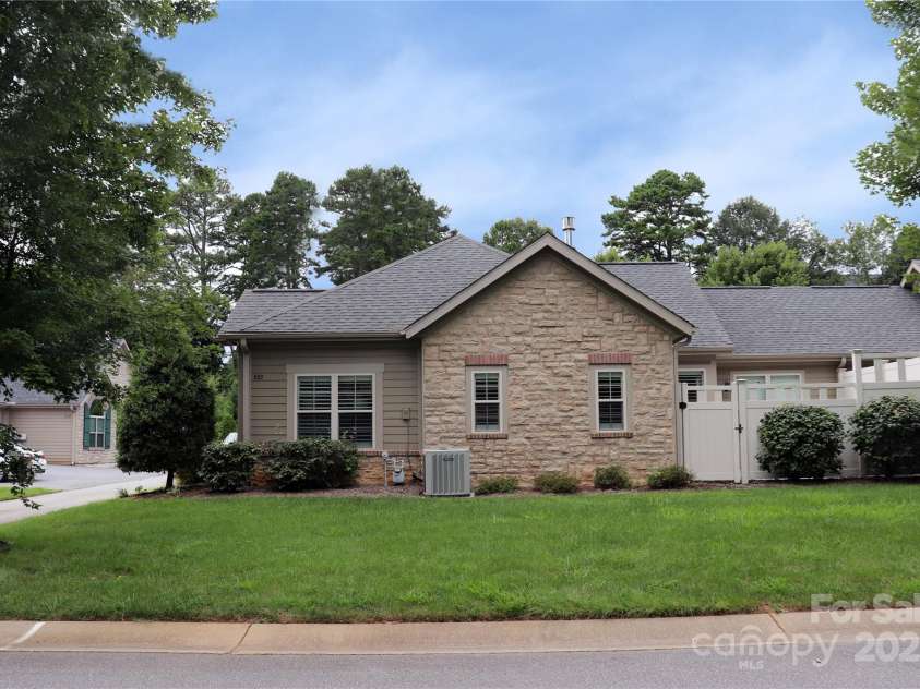 805 Wynnshire Drive, Hickory, NC 28601.  MLS# CAR4294839, YatesRealty ID 1872. 