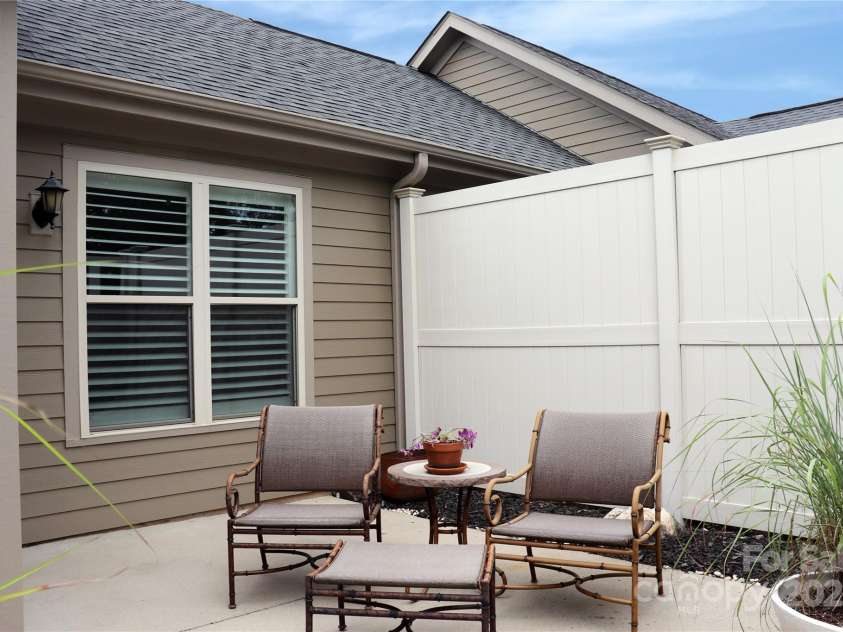 805 Wynnshire Drive, Hickory, NC 28601.  MLS# CAR4294839, YatesRealty ID 1872. 