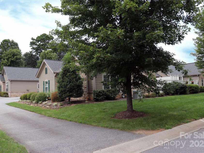805 Wynnshire Drive, Hickory, NC 28601.  MLS# CAR4294839, YatesRealty ID 1872. 