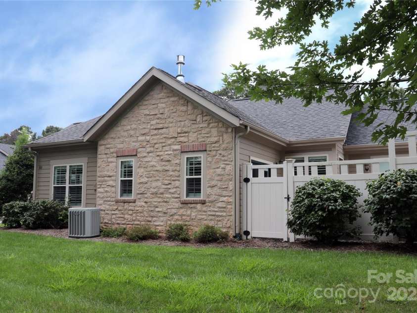 805 Wynnshire Drive, Hickory, NC 28601.  MLS# CAR4294839, YatesRealty ID 1872. 