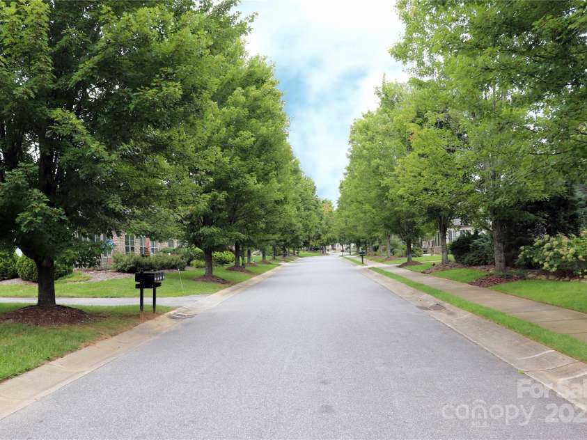 805 Wynnshire Drive, Hickory, NC 28601.  MLS# CAR4294839, YatesRealty ID 1872. 